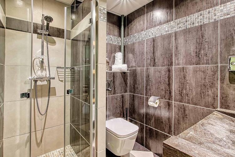 Toutes les chambres de l'hôtel la Résidence sont équipées d'une salle de bain moderne et privative