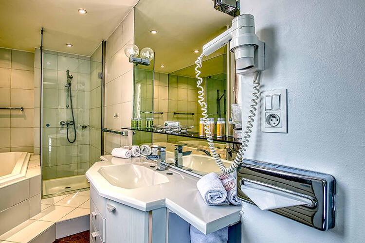 Chambre familiale avec douche et baignoire à l'hôtel La Résidence Nancy